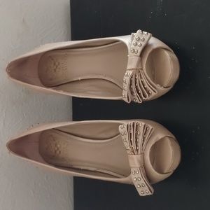 Vince Camuto high heels .. pearl cream color N°6.5 one time used!